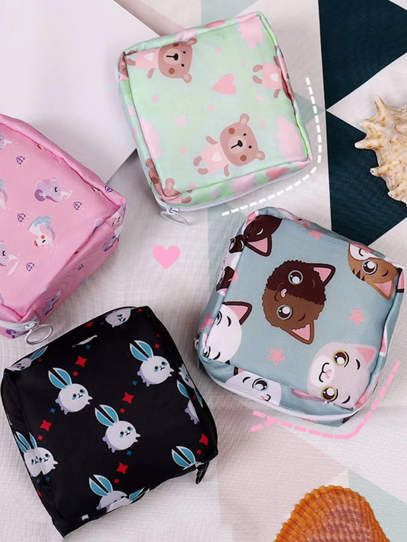 1pc Cartoon Graphic Random Sanitary Napkin Bag